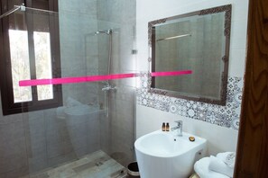 Egyptian cotton sheets, premium bedding, minibar, in-room safe - Regency Park and Suites (Casablanca)