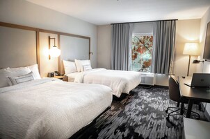 高档床上用品、羽绒被、加厚床垫、办公桌