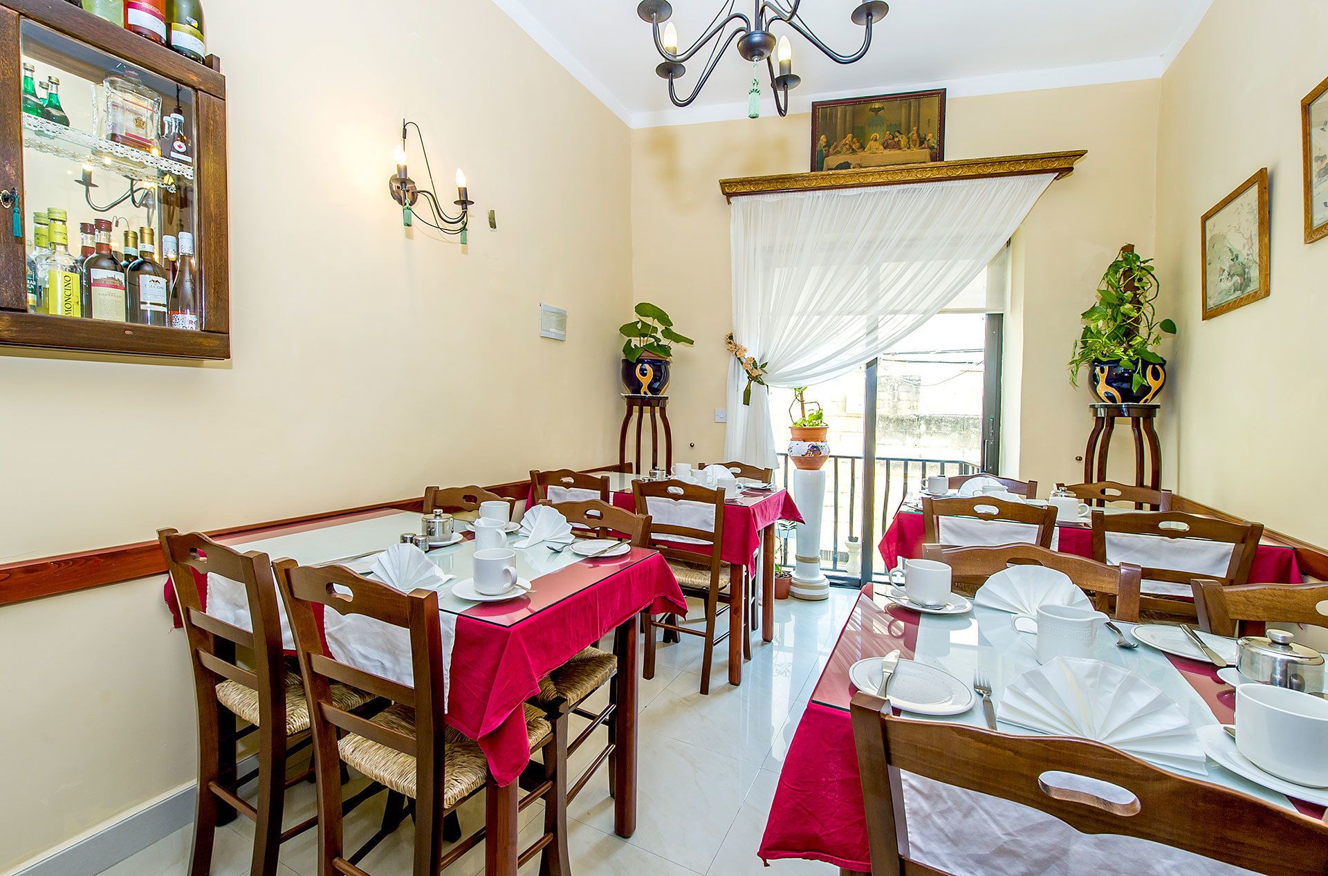 Tägliches Frühstücksbuffet (6 EUR pro Person)