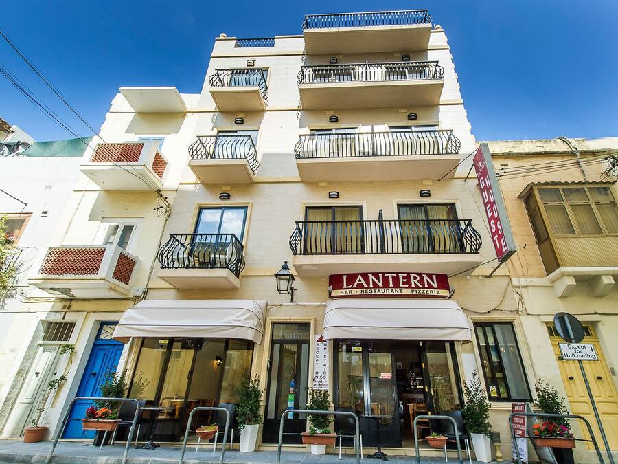 Fachada de la propiedad