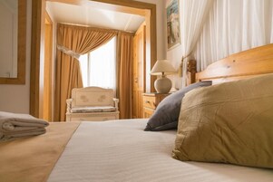 Minibar, desk, free WiFi