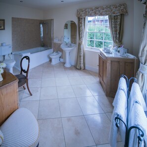 ของใช้ในห้องน้ำฟรี, ไดร์เป่าผม (มีให้บริการตามคำขอ), ผ้าเช็ดตัว