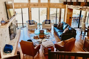 Smart-TV, peis, DVD-spiller og bøker