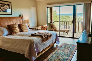 4 soverom, skrivebord, strykejern/-brett og reiseseng for barn