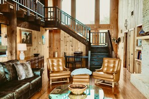 Smart-TV, peis, DVD-spiller og bøker