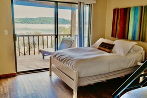 4 bedrooms, desk, iron/ironing board, travel crib - ULTIMATE TX LAKE HOUSE! Waterfront, 360 Views, Lake Travis, Austin, Hill Country (Lago Vista)