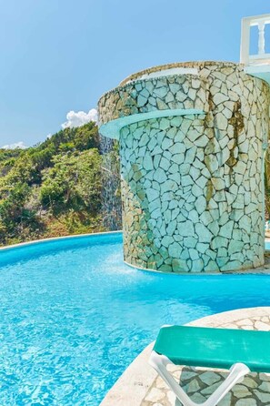 Piscine extérieure, piscine à débordement