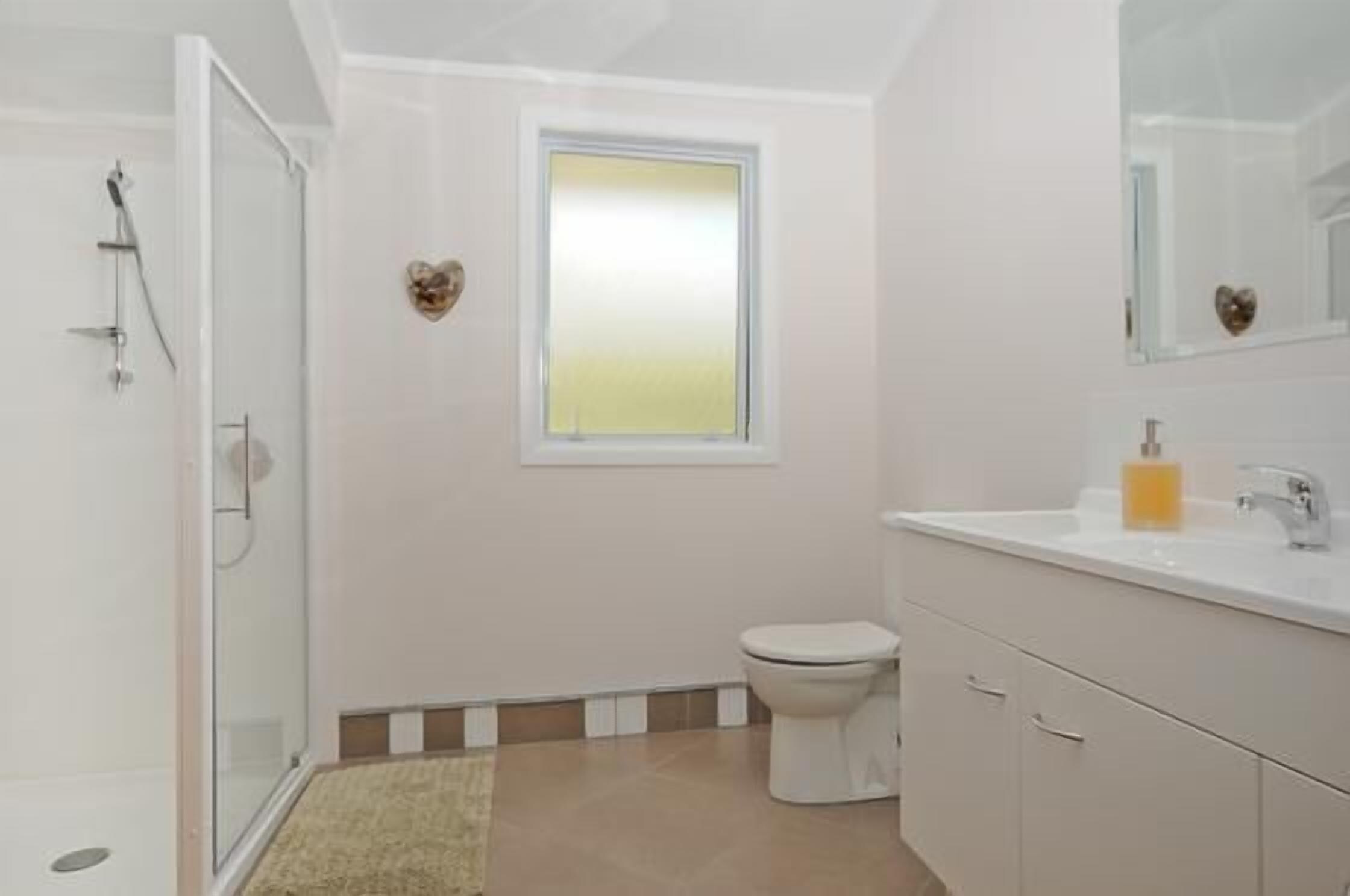 Duschwanne, Haartrockner, Handtücher, Seife