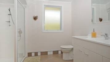 Combined shower/bathtub, hair dryer, towels, soap