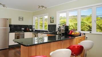 Kjøleskap, mikrobølgeovn, ovn og kokeplater