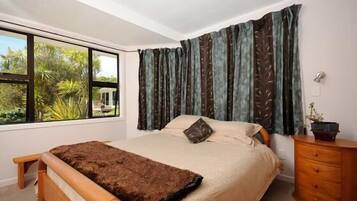 3 bedrooms, iron/ironing board, bed sheets