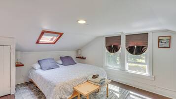 2 bedrooms, memory-foam beds, desk, travel cot