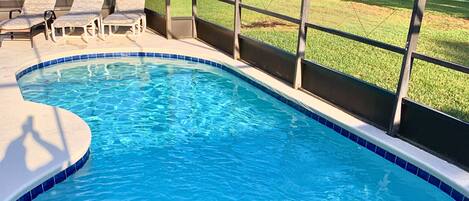 Una piscina al aire libre, una piscina climatizada