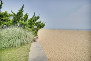 På stranden