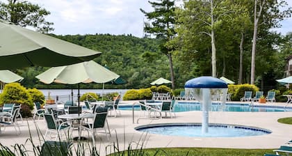 1 Mi to Big Boulder: Lakefront Unit w/ Pool Access