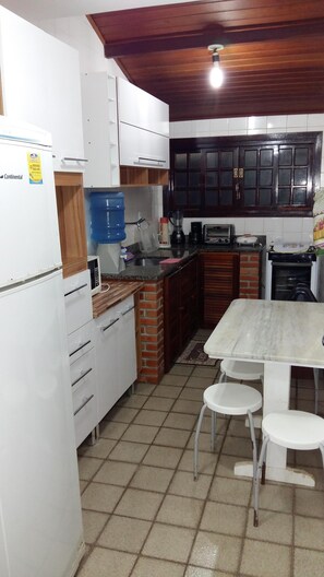 Geladeira, micro-ondas, fogão, cooktop