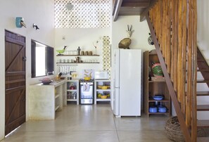 Fridge, oven, stovetop, coffee/tea maker
