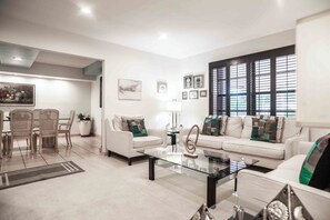 Een televisie, een dvd-speler, boeken en een stereo