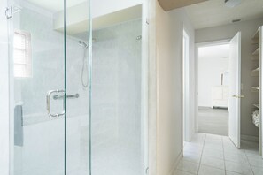 Ensemble baignoire-douche, baignoire à remous, séchoir à cheveux, bidet