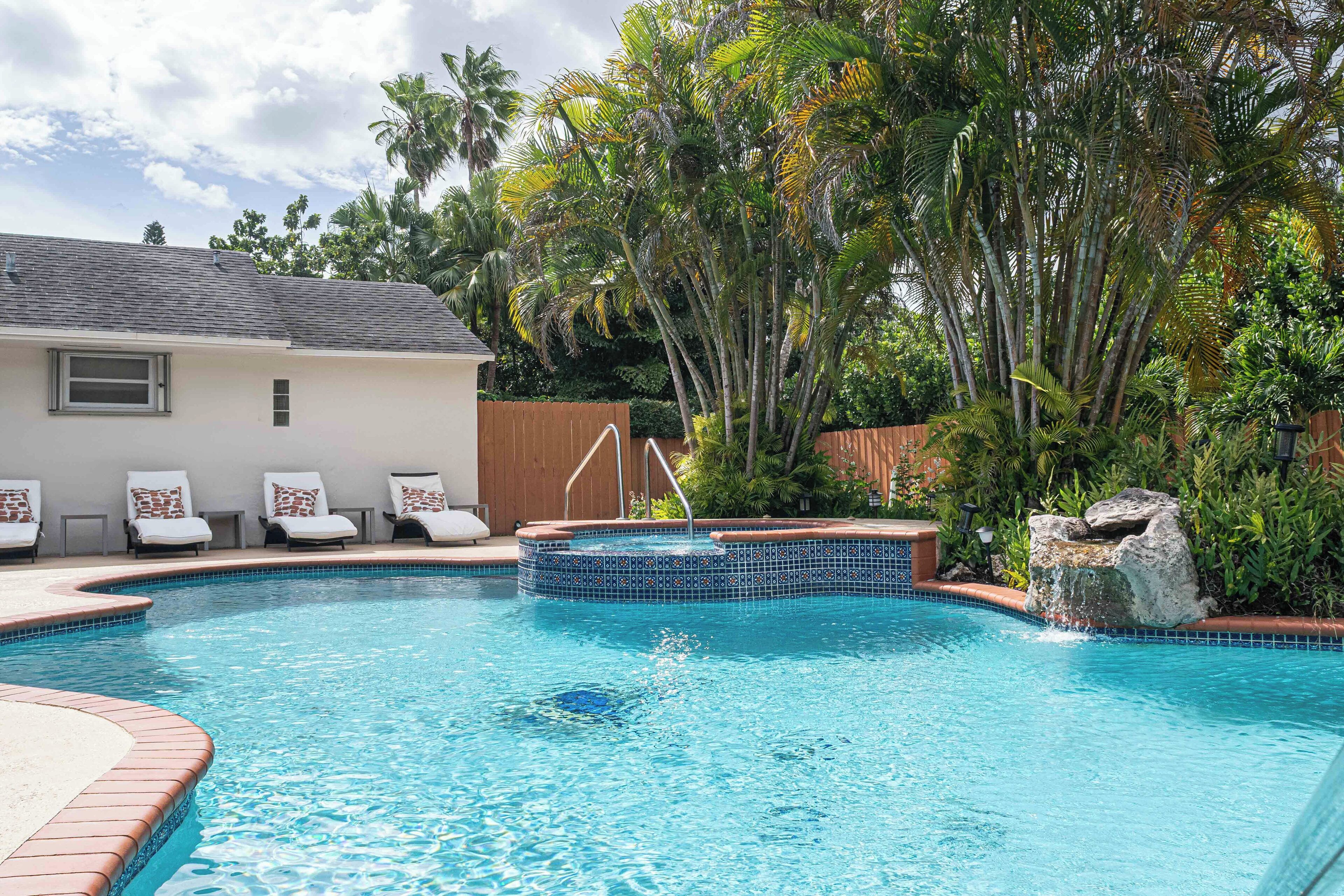 حمّام سباحة خارجي