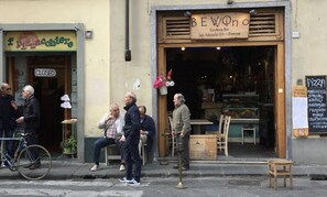 A street scene with a closed pizza shop and a bar named BEVONO. - Renovated gorgeous villa in Florence. Walking distance to all sites. (Firenze)
