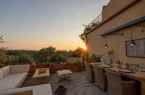 Renovated gorgeous villa in Florence. Walking distance to all sites.