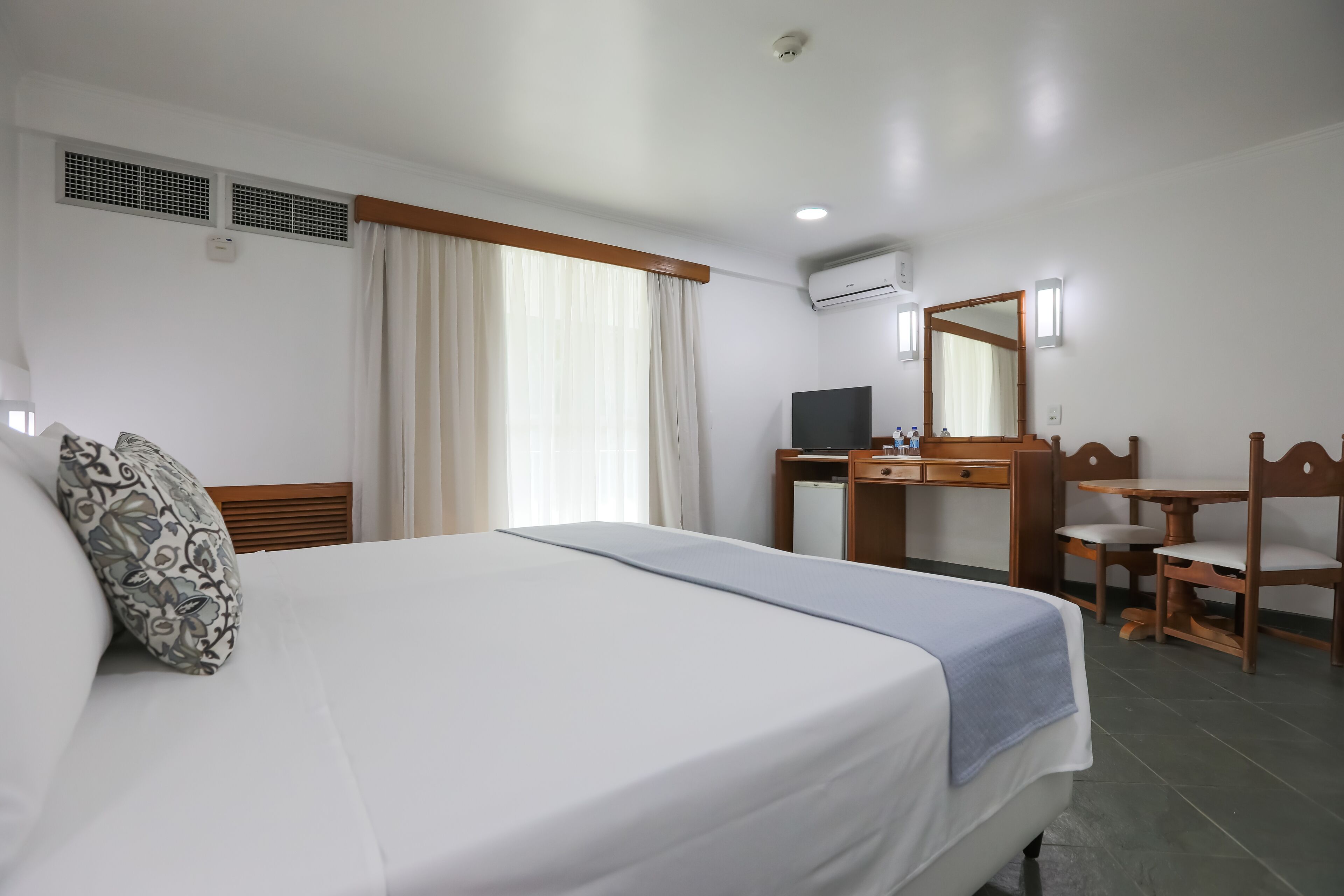 Frigobar, cofres nos quartos, espaço de trabalho para notebook