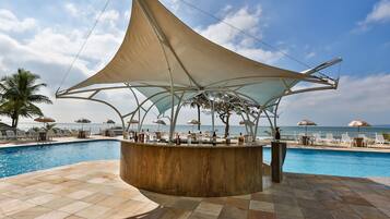 Bar à beira da piscina
