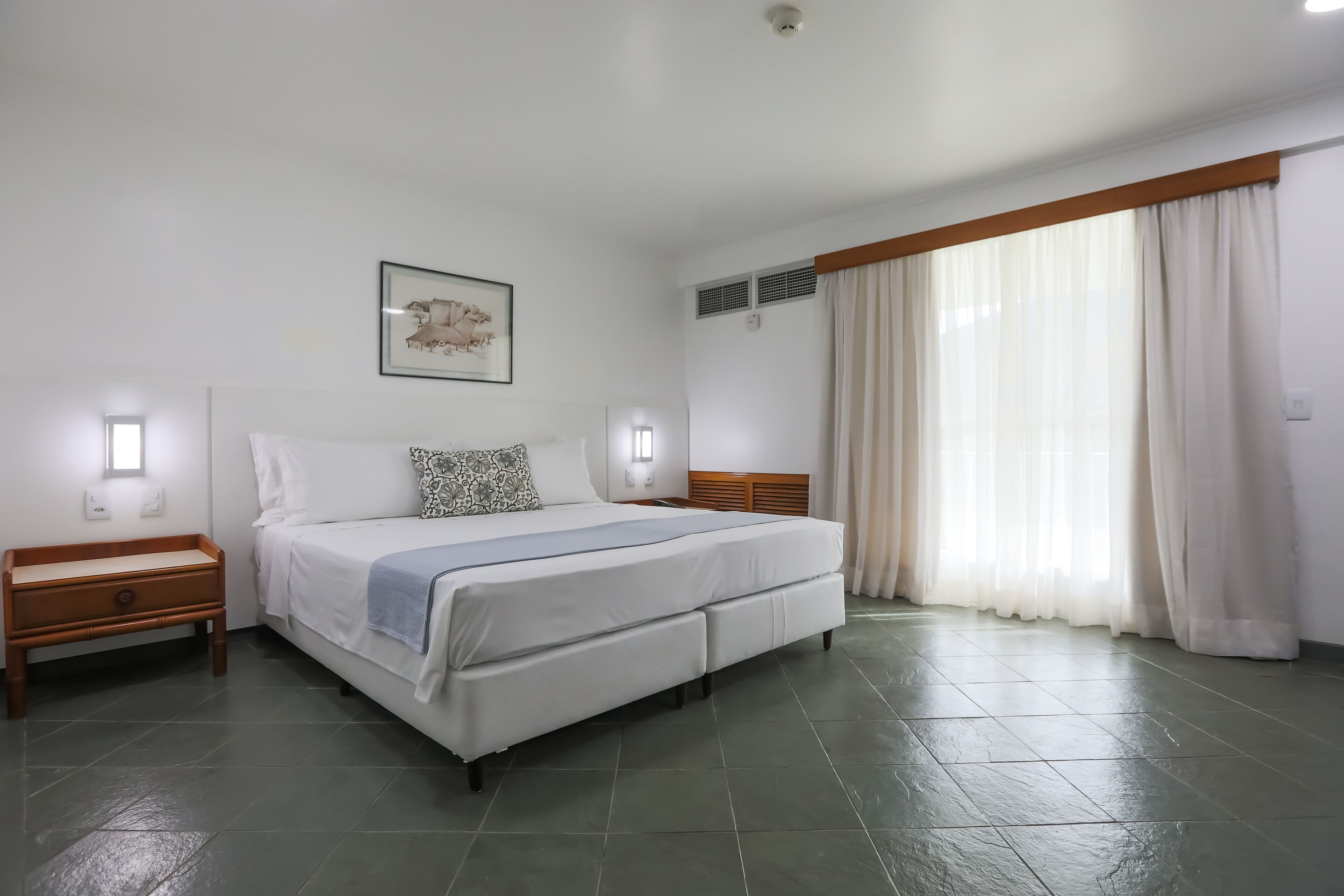 Apartamento superior | Frigobar, cofres nos quartos, espaço de trabalho para notebook