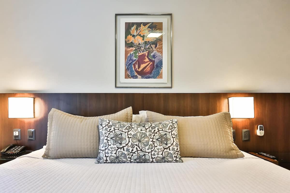1 kamar tidur, minibar, brankas, dan ruang kerja ramah laptop