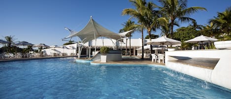 2 piscines couvertes, piscine extérieure, parasols de plage