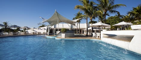 2 piscinas techadas, una piscina al aire libre, sombrillas