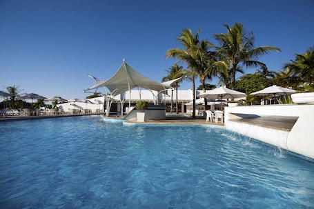 2 piscinas techadas, una piscina al aire libre, sombrillas