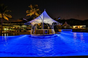 2 indoor pools, outdoor pool, open 8:00 AM to 8:00 PM, pool umbrellas - Itapema Beach Hotel & Convention (Itapema)