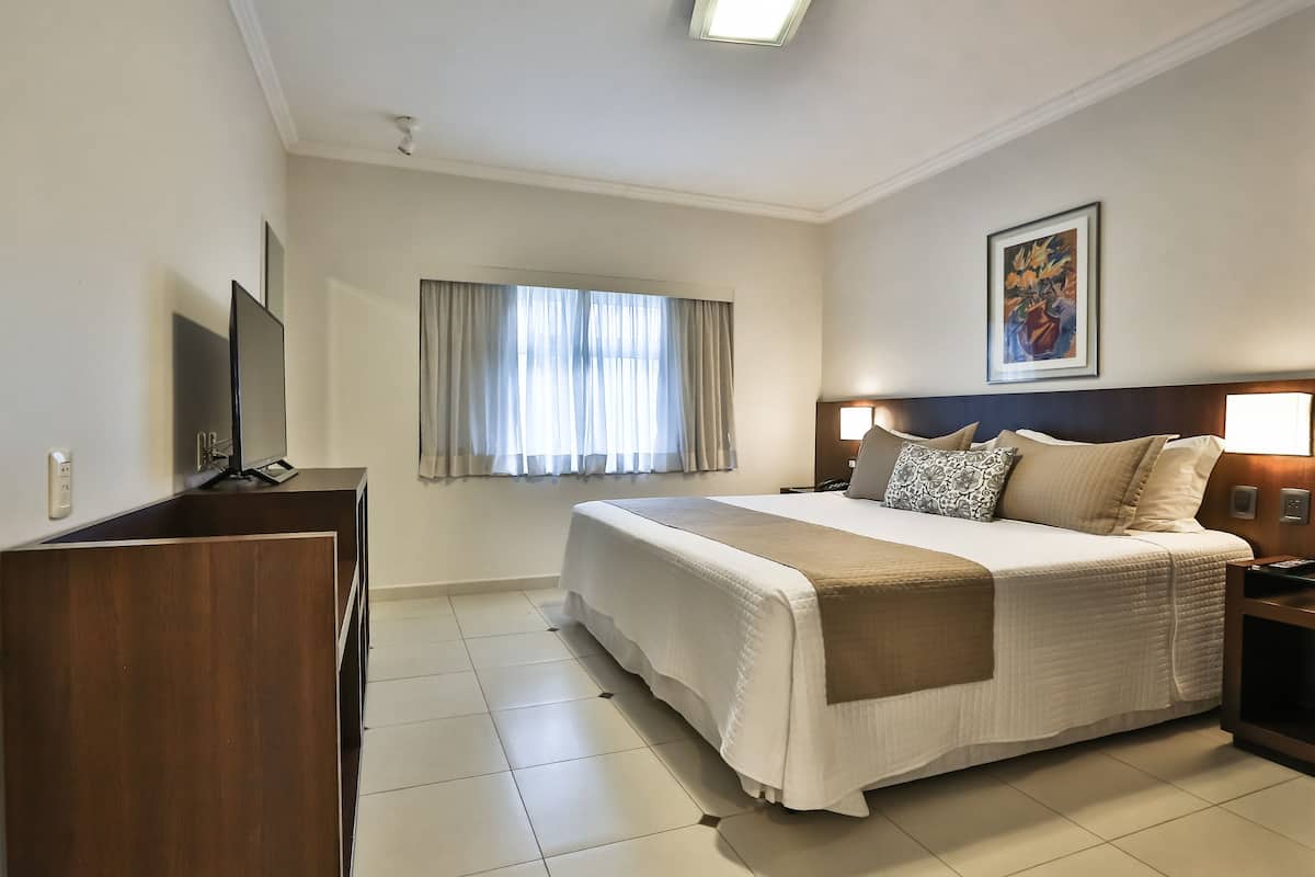 1 kamar tidur, minibar, brankas, dan ruang kerja ramah laptop
