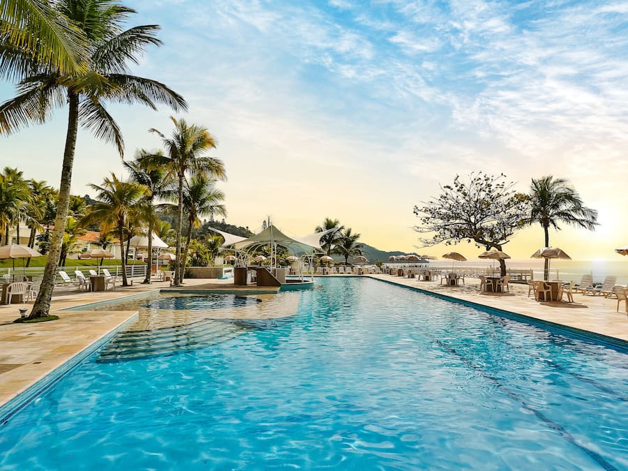 2 piscines intérieures, piscine extérieure, 8 h à 20 h, parasols