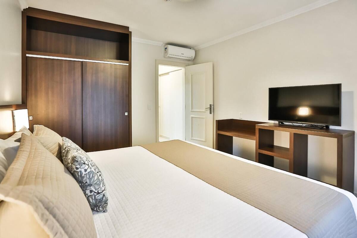 Minibar, in-room safe, laptop workspace, blackout curtains
