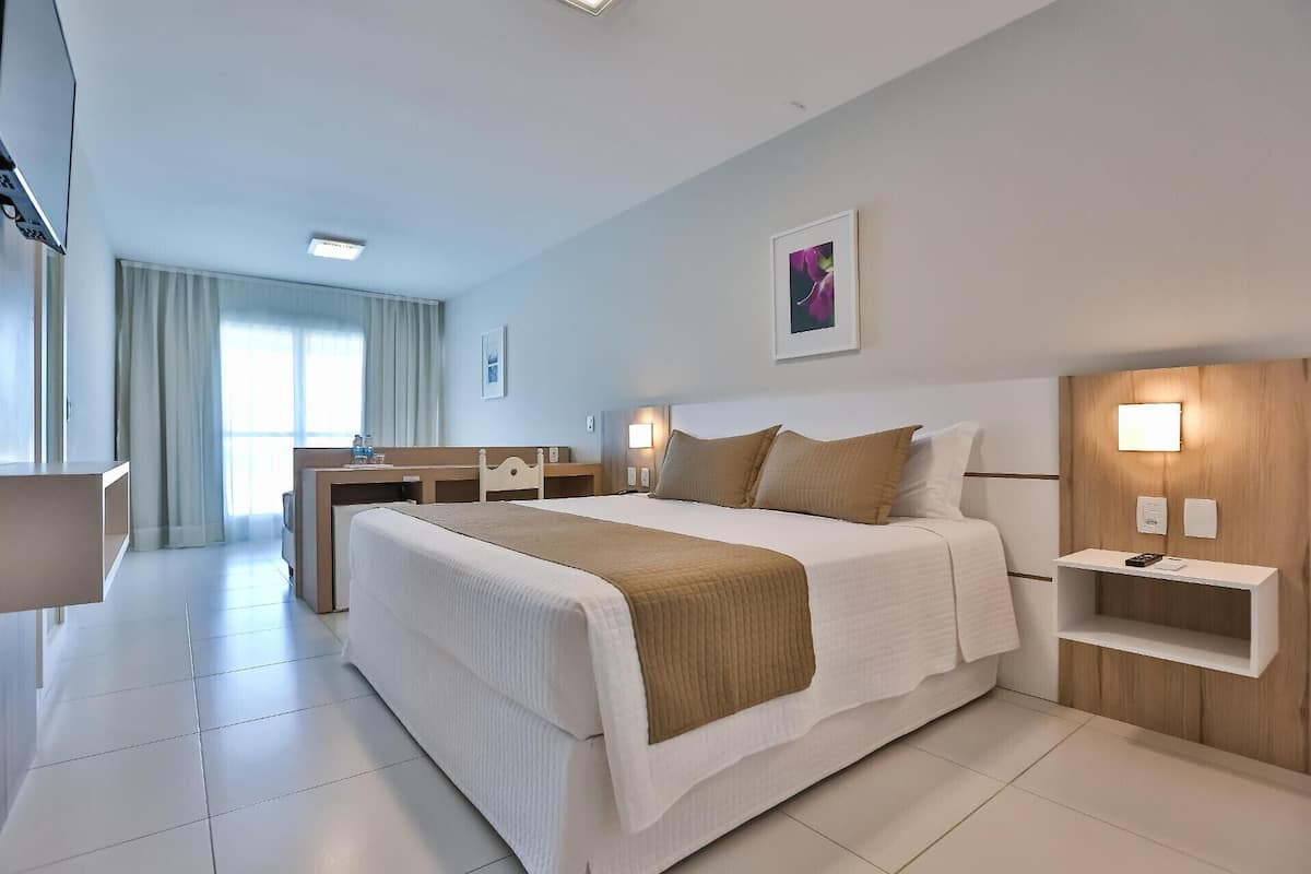 1 kamar tidur, minibar, brankas, dan ruang kerja ramah laptop