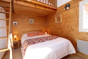 5 bedrooms, iron/ironing board, WiFi, bed sheets