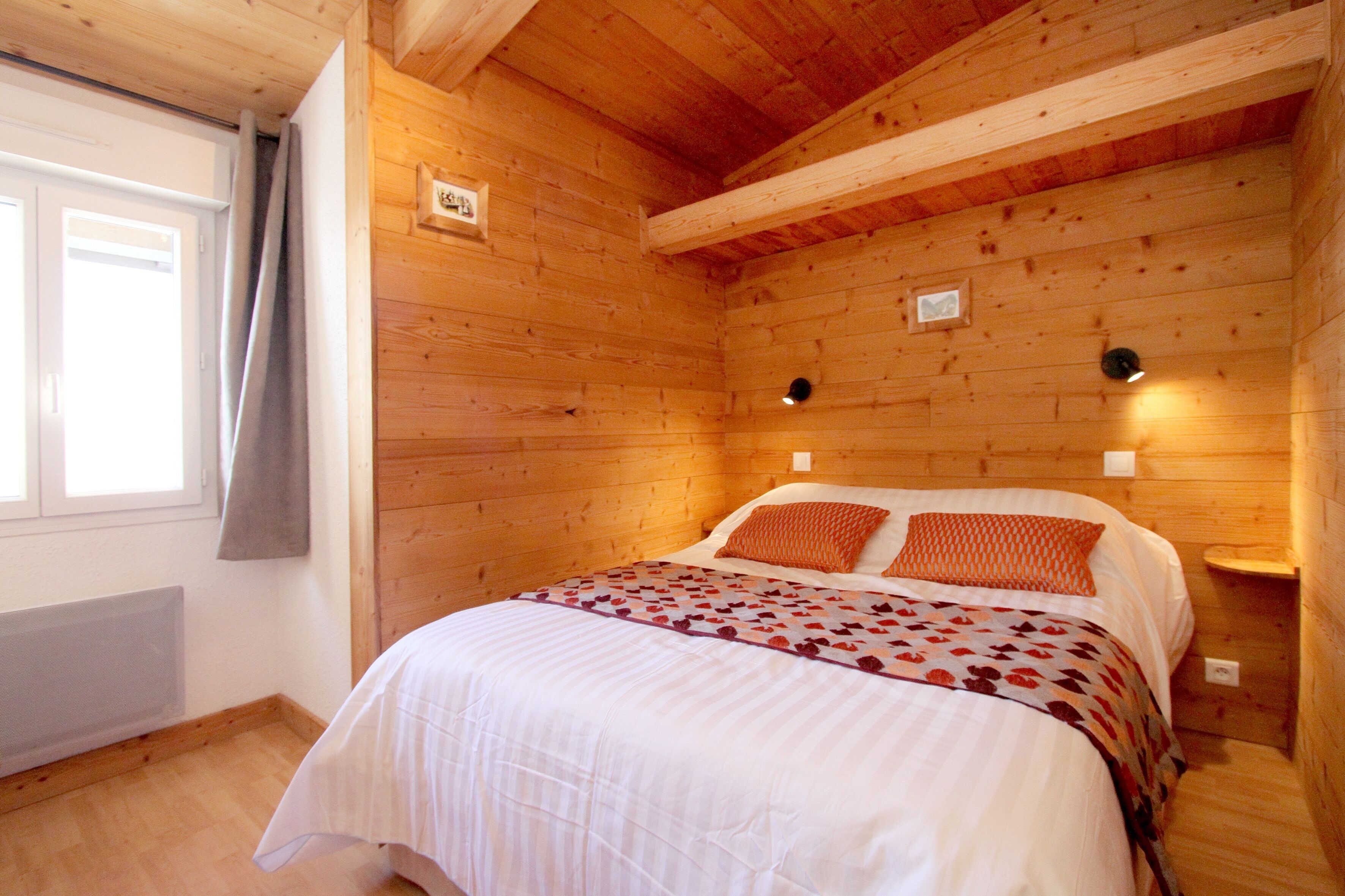 5 chambres, fer et planche à repasser, Wi-Fi, draps fournis