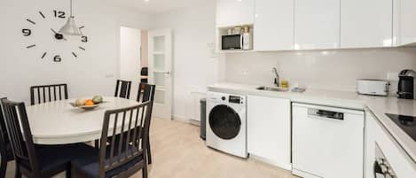 Réfrigérateur, four à micro-ondes, un four, surface de cuisson