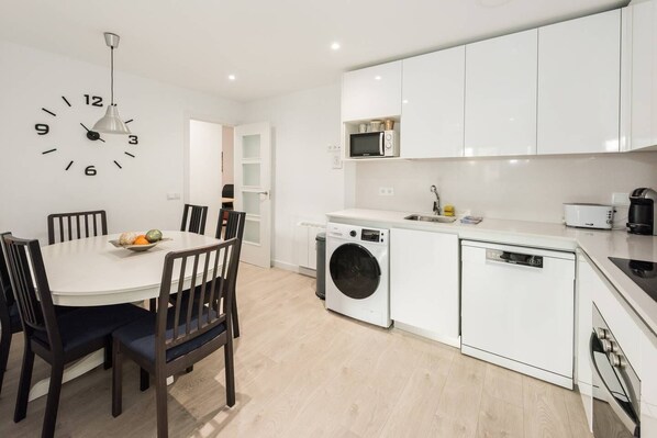 Fridge, microwave, oven, stovetop - MODERN APT WITH IDEAL LOCATION NEXT TO ATOCHA STATION (Madrid)