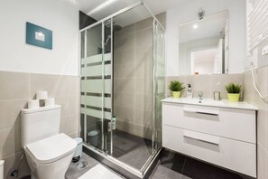 Bathtub, hair dryer, towels, soap - MODERN APT WITH IDEAL LOCATION NEXT TO ATOCHA STATION (Madrid)