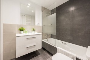 Badewanne, Haartrockner, Handtücher, Seife