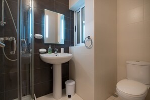 Een douche, een haardroger, handdoeken