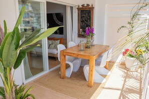 Outdoor dining - luxury apartment seafront sandy beach Calpe (CALPE)