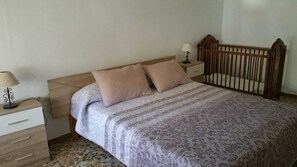 3 bedrooms, iron/ironing board, WiFi, bed sheets - Camino del Rey house area (Alora)