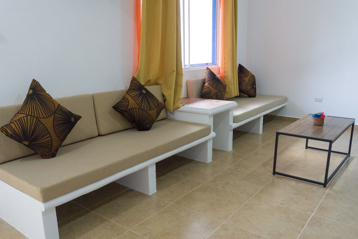 Suite Deluxe, varias camas, para no fumadores | 1 habitación, ropa de cama de alta calidad y decoración personalizada