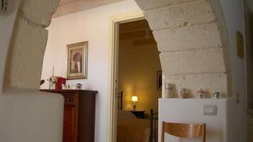 1 habitación, tabla de planchar con plancha, wifi y ropa de cama