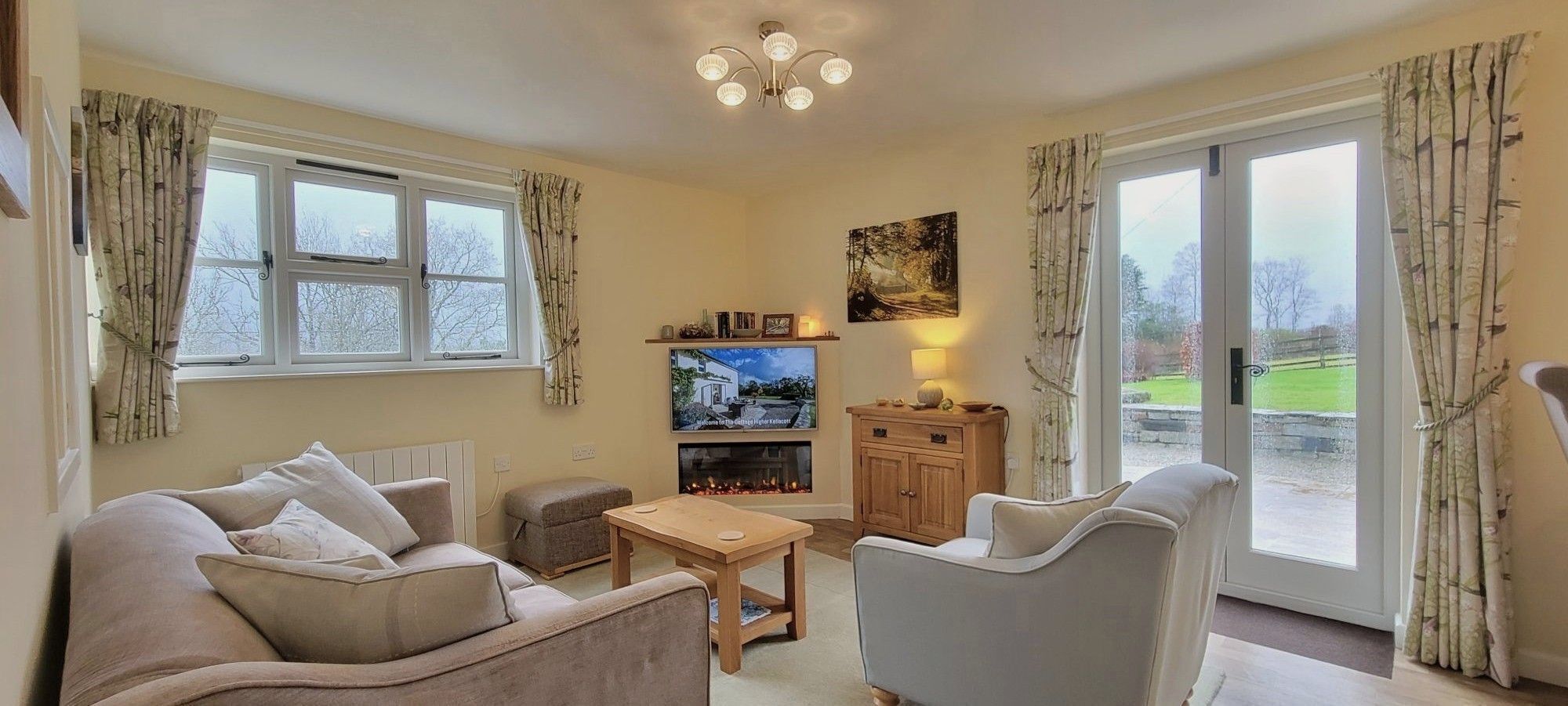 Älytelevisio, takka, DVD-soitin, pöytätennispöytä